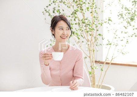 享受家庭時間和築巢的高級女性 享受家庭時間和築巢的高級女性 86482107