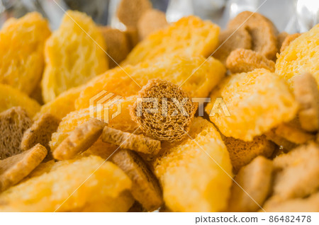 Salted croutons for beer close-up. Light snack with salt and pepper. Croutons from wheat and rye bread. Soft focus, abstract, food background 86482478