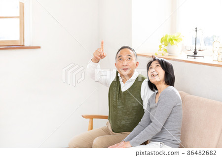 Senior couple pointing Senior couple pointing 86482682