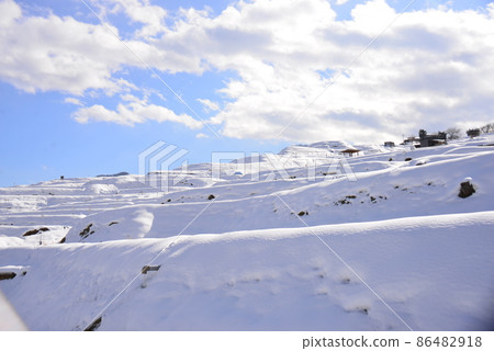 白雪覆蓋的稻田的海拔拍攝 86482918