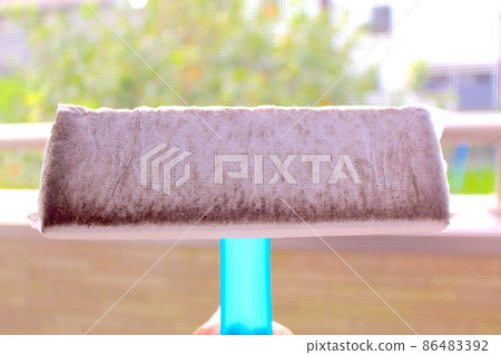 Clean the dirt on the screen door 86483392