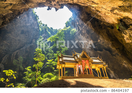 Royal pavilion in Phraya Nakorn cave 86484197