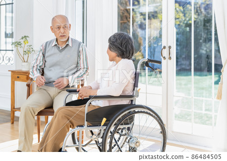 老人在療養院放鬆 老人在療養院放鬆 86484505