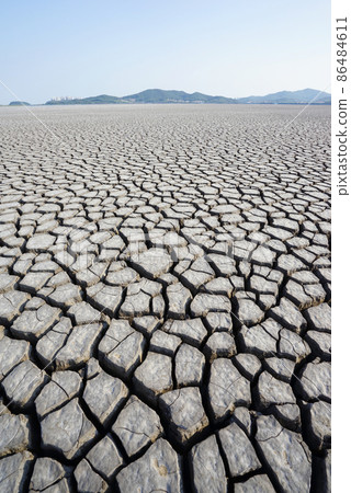 The cracked ground 86484611