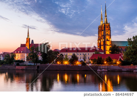 Wroclaw at night 86484697
