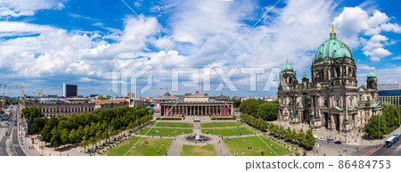 View of Berlin Cathedral 86484753