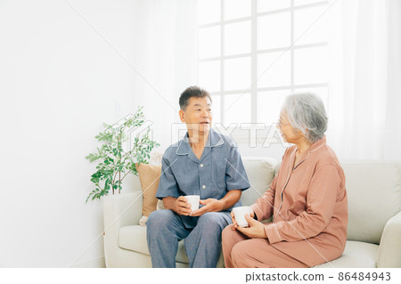 穿著睡衣的老夫婦 穿著睡衣的老夫婦 86484943
