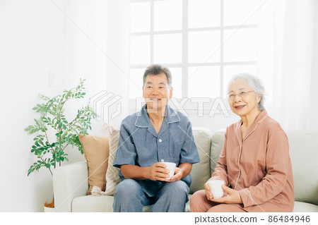 穿著睡衣的老夫婦 穿著睡衣的老夫婦 86484946