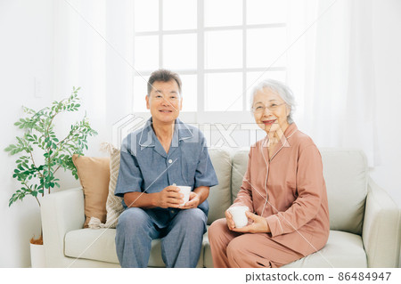 Elderly couple in pajamas (looking at the camera) Elderly couple in pajamas (looking at the camera) 86484947