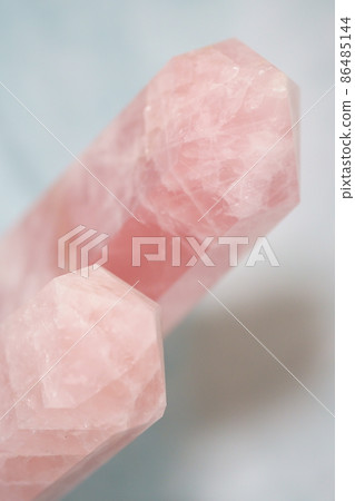 Rose quartz pillar, hexagonal pillar of red crystal Rose quartz pillar, hexagonal pillar of red crystal 86485144