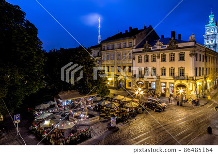 Rynok Square in Lviv at night 86485164