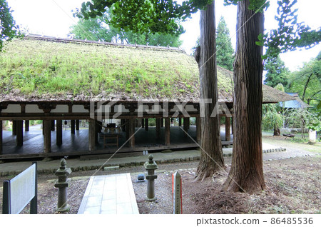 可以看到長長的地板和大銀杏的喜多方市的新宮熊野神社 可以看到長長的地板和大銀杏的喜多方市的新宮熊野神社 86485536