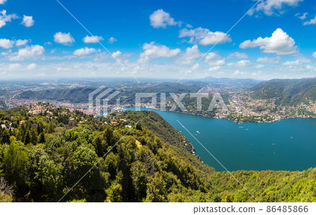 Panoramic view of lake Como in Italy 86485866