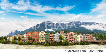 Building facade in Innsbruck 86485981