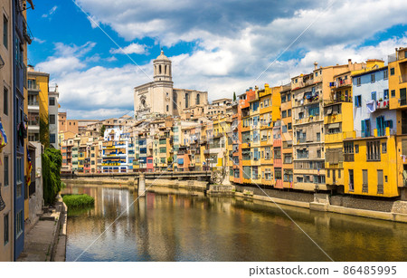 Colorful houses and Eiffel bridge in Girona 86485995