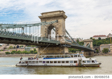 Szechenyi Chain bridge in Budapest 86486058