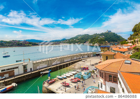 Old hardbour in San Sebastian 86486088