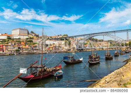 Boats with wine barrelsr in Porto 86486098