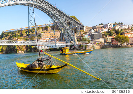 Boats with wine barrelsr in Porto 86486216