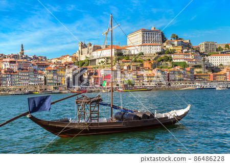 Boats with wine barrelsr in Porto 86486228