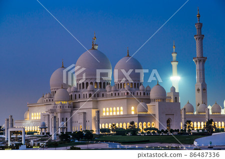 Sheikh Zayed Mosque at night. Abu Dhabi, United Arab Emirates 86487336