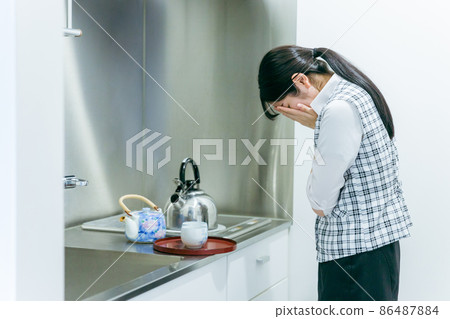 在熱水供應室感到壓力的女員工 在熱水供應室感到壓力的女員工 86487884