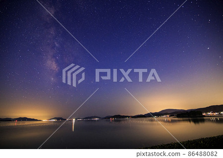 Early summer starry view in Setouchi, the Milky Way in the twilight sky 86488082