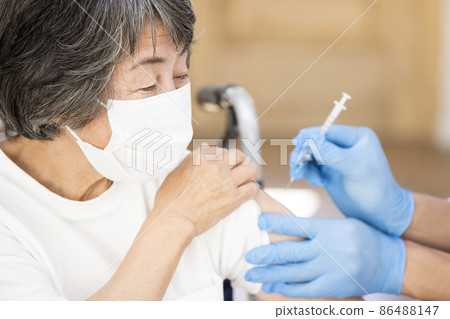 在長期護理機構接種疫苗的高級女性輪椅 86488147