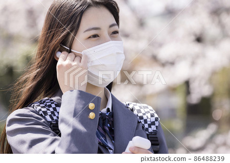 戴著口罩戴無線耳機的女高中生 86488239