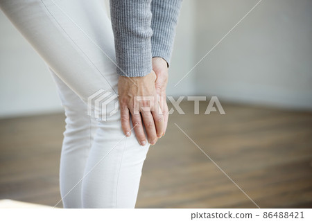 高級膝關節疼痛圖像 拿著膝蓋的高級婦女 86488421
