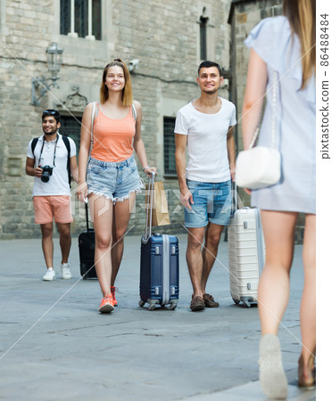 Young couple in shorts with luggage 86488484