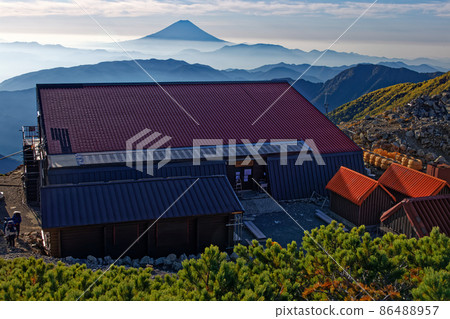 早上的南阿爾卑斯北嶽山莊和富士山 早上的南阿爾卑斯北嶽山莊和富士山 86488957