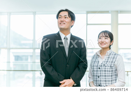 商人和辦公室裡的女企業家 86489714
