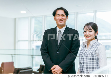 商人和女企業家(看著相機) 商人和女企業家(看著相機) 86489715