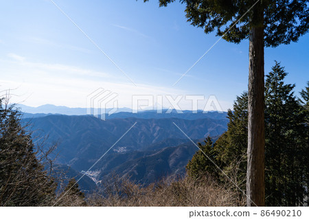 Mt. Fuji (Mazukariyama ridge) seen from the mountain trail from the Shirakura branch to Fujimidai Mt. Fuji (Mazukariyama ridge) seen from the mountain trail from the Shirakura branch to Fujimidai 86490210