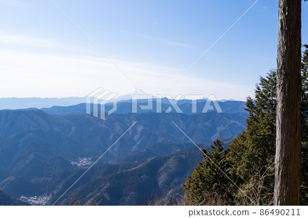 從白倉支線到富士見台的山道上看到的富士山(Mazukariyama 脊) 從白倉支線到富士見台的山道上看到的富士山(Mazukariyama 脊) 86490211