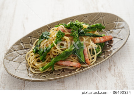 Rape blossoms and bacon oil pasta Rape blossoms and bacon oil pasta 86490524