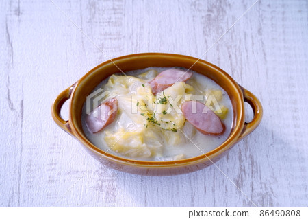 Chinese cabbage and sausage boiled in cream that you want to eat in the cold winter Chinese cabbage and sausage boiled in cream that you want to eat in the cold winter 86490808