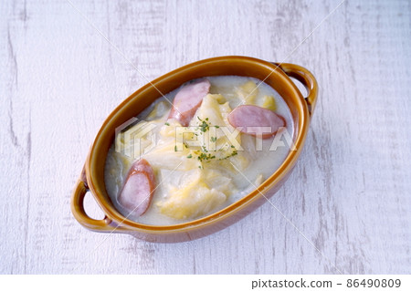 Chinese cabbage and sausage boiled in cream that you want to eat in the cold winter Chinese cabbage and sausage boiled in cream that you want to eat in the cold winter 86490809