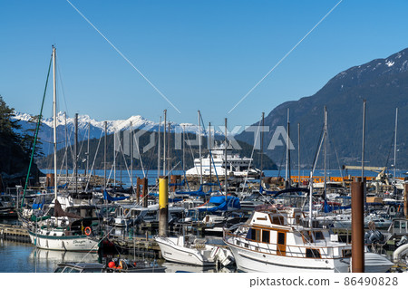 West Vancouver, BC, Canada - April 13 2021 : Horseshoe Bay Public Dock in springtime. West Vancouver, BC, Canada - April 13 2021 : Horseshoe Bay Public Dock in springtime. 86490828