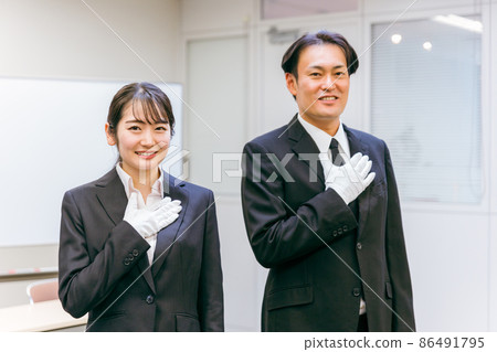 Businessmen and businesswomen wearing white gloves 86491795