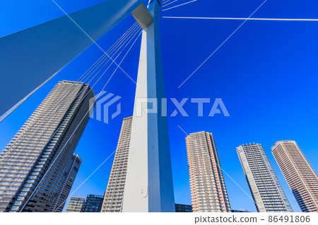 Shinonome，江東區，東京Tatsumisakurabashi和塔式公寓的都市風景 86491806