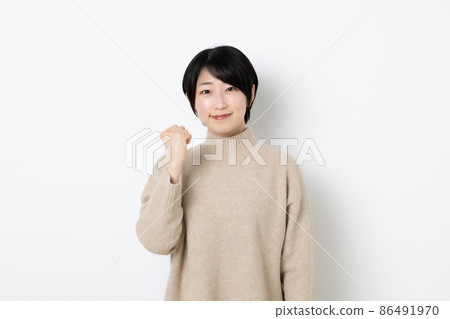 做膽量姿勢的女人 86491970