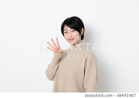 A woman with four fingers 86491987