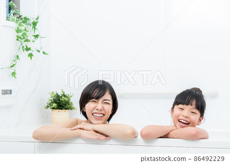 父母和孩子一起洗澡 父母和孩子一起洗澡 86492229