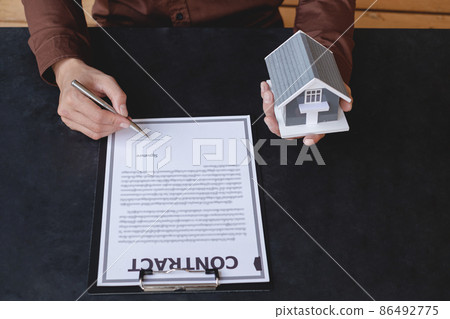 Real estate investment agents who hold house designs and lease documents, make home purchase contracts, home insurance, and purchase approvals for clients Real estate investment agents who hold house designs and lease documents, make home purchase contracts, home insurance, and purchase approvals for clients 86492775