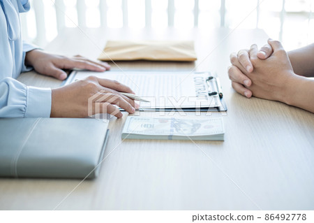 The owner business an agreement with the money proposed by his partner to bribe in the company. The concept of bribery and corruption The owner business an agreement with the money proposed by his partner to bribe in the company. The concept of bribery and corruption 86492778