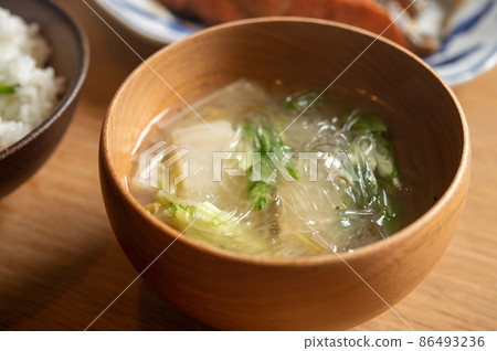 Vermicelli soup of water and Chinese cabbage Vermicelli soup of water and Chinese cabbage 86493236