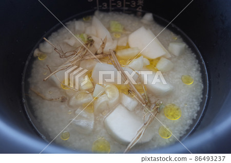 Cook seven herbs rice Cook seven herbs rice 86493237