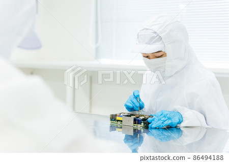 女性在潔淨室處理精密設備 86494188
